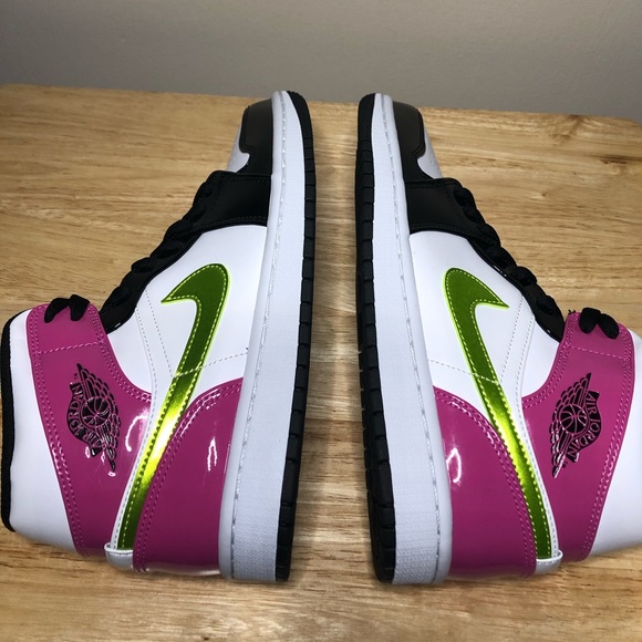 ‼️SOLD‼️NIKE AIR JORDAN 1 MID SE SNEAKERS - Picture 4 of 8